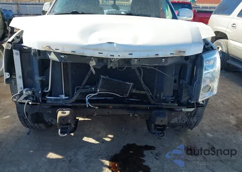 2010 Cadillac Escalade Premium z USA, uszkodzony, nr VIN 1GYUKCEFXAR210607